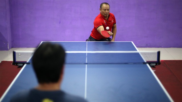 Atlet tenis meja difabel Agus Sutanto (Foto: Aditia Noviansyah/kumparan)