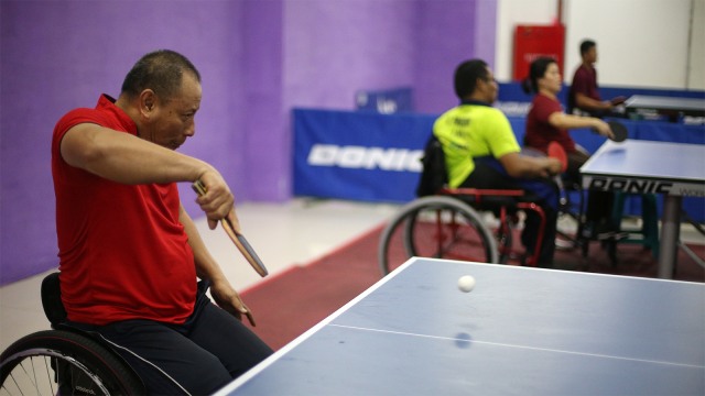 Atlet tenis meja difabel Agus Sutanto (Foto: Aditia Noviansyah/kumparan)