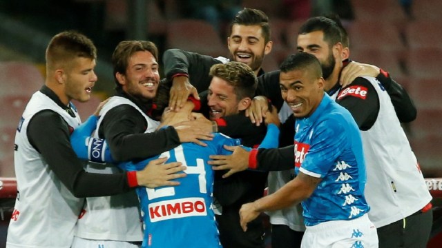 Para pemain Napoli merayakan gol. (Foto: REUTERS/Ciro De Luca)