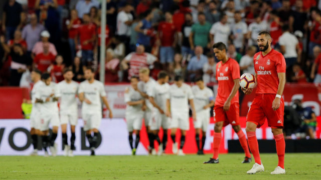 Beda ekspresi pemain Madrid dan Sevilla. (Foto: REUTERS/Marcelo Del Pozo)