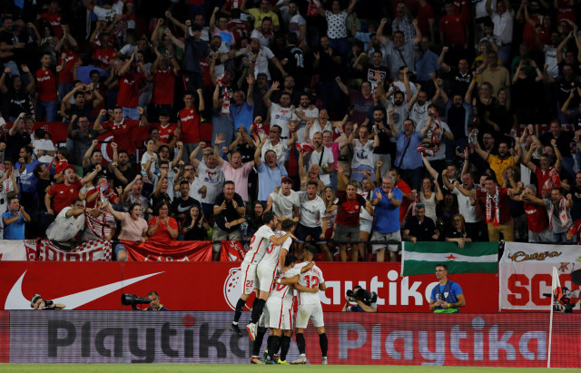 Para pemain Sevilla merayakan gol. (Foto: REUTERS/Marcelo Del Pozo)