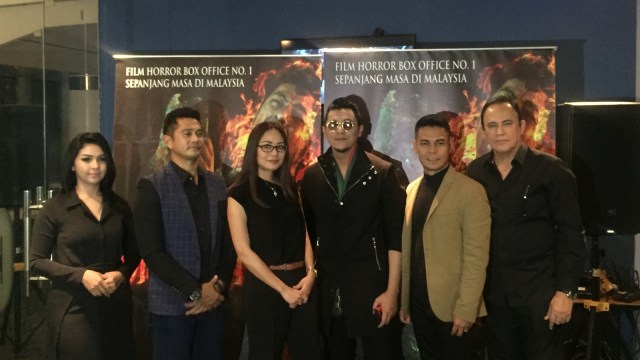 Syamsul Yusof (tengah) dan konferensi pers film 'Munafik 2' di CGV Grand Indonesia, Jakarta, Rabu (26/9/2018). (Foto: Sarah Yulianti Purnama/kumparan)