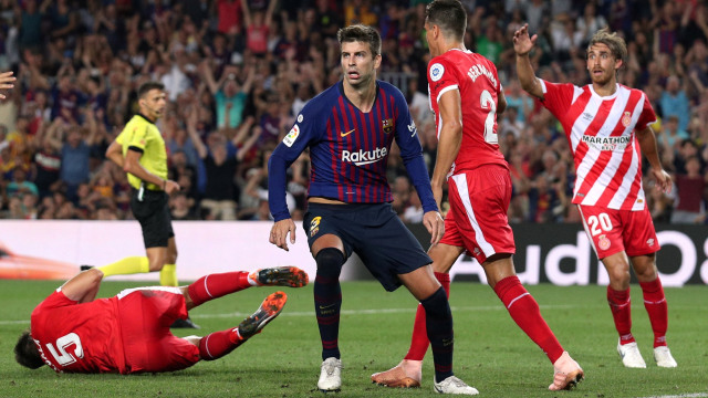 Gerard Pique saat laga melawan Girona di La Liga 2018/19. (Foto: REUTERS/Albert Gea)