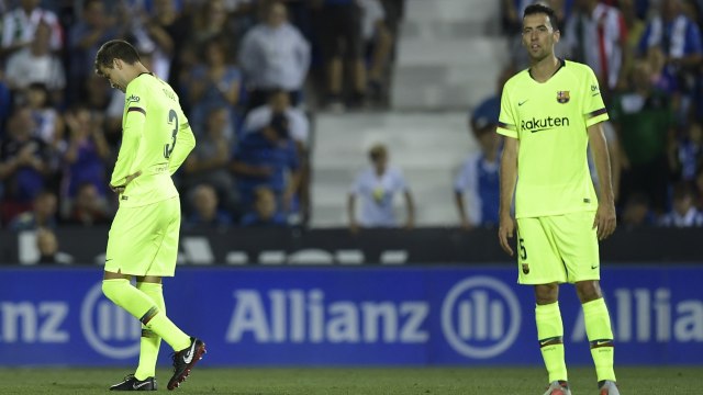 Gerard Pique dan Sergio Busquets tertunduk lesu saat Barcelona dikalahkan Leganes 1-2 pada pekan keenam La Liga 2018/19. (Foto: Oscar Del Pozo/ AFP)