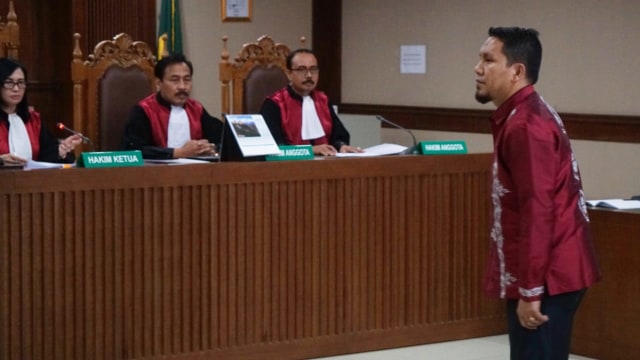 Mantan Bupati Bener Meriah, Ahmadi menjalani sidang dakwaan kasus korupsi di Pengadilan Negeri Jakarta Pusat,  Kamis (27/9). (Foto: Jamal Ramadhan/kumparan)