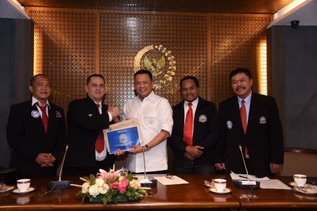 Bamsoet saat menerima Forum Organisasi Kemasyarakatan Anti Narkoba (FORKAN) di ruang kerja Ketua DPR RI, Jakarta, Kamis (27/09/18). (Foto: Dok: Bambang Soesatyo)