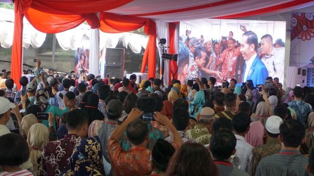 Jokowi Tiba di Lapangan RRI, Cimanggis, Depok, Jawa Barat. (Foto: Yudhistira Amran Saleh/kumparan)