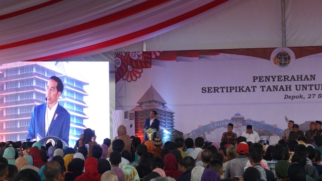 Jokowi di Acara Pembagian Sertifikat Tanah di Depok (Foto: Yudhistira Amran Saleh/kumparan)