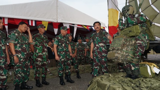 Panglima TNI, Hadi Tjahjanto mengunjungi pameran Alat Utama Sistem Persenjataan (Alutsista) di Silang Monas, Jakarta, Kamis (27/9). (Foto: Jamal Ramadhan/kumparan)