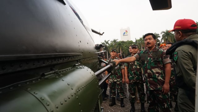 Panglima TNI, Hadi Tjahjanto mengunjungi pameran Alat Utama Sistem Persenjataan (Alutsista) di Silang Monas, Jakarta, Kamis (27/9). (Foto: Jamal Ramadhan/kumparan)