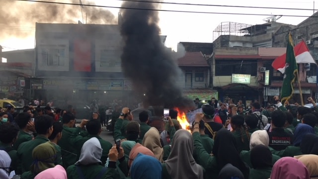 Mahasiswa menggelar aksi solidaritas dan anti represif di depan Universitas Sumatera Utara (USU)  (Foto: Ade Nurhaliza/kumparan)