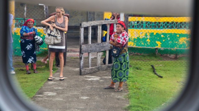 Penduduk di Pulau Guna Yala (Foto: Flickr/Ben Kucinski)