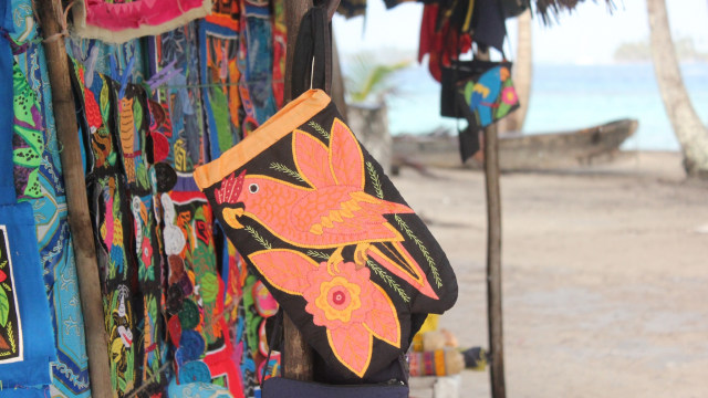 Kerajinan tangan khas Pulau Guna Yala (Foto: Flickr/Monica Mora)