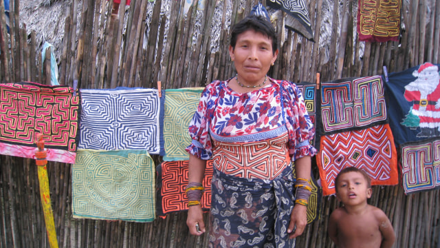 Penduduk wanita Pulau Guna Yala (Foto: Flickr/Kent MacElwee)