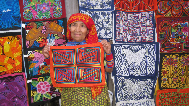 Penduduk wanita Pulau Guna Yala (Foto: Flickr/Kent MacElwee)