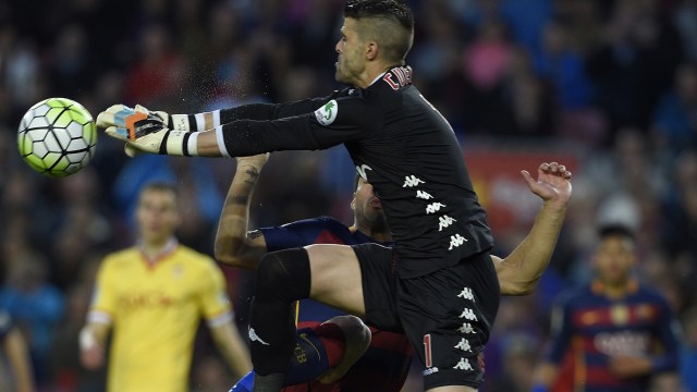 Ivan Cuellar saat melawan Barcelona. (Foto: Lluis Gene/AFP)