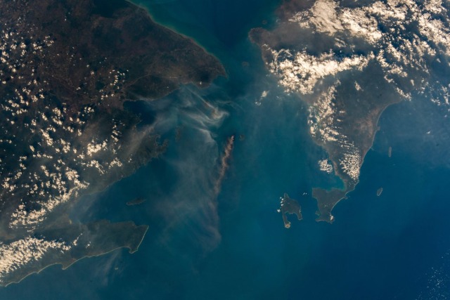 Foto Gunung Anak Krakatau diambil dari Stasiun Luar Angkasa Internasional (ISS) (Foto: Alexander Gerst via Twitter)