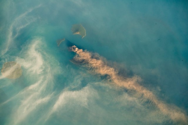 Foto Gunung Anak Krakatau diambil dari Stasiun Luar Angkasa Internasional (ISS) (Foto: Alexander Gerst via Twitter)