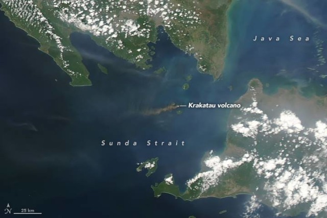 Foto Anak Krakatau diambil  instrumen  Moderate Resolution Imaging Spectroradiometer (MODIS) di satelit Aqua milik NASA. (Foto: NASA)