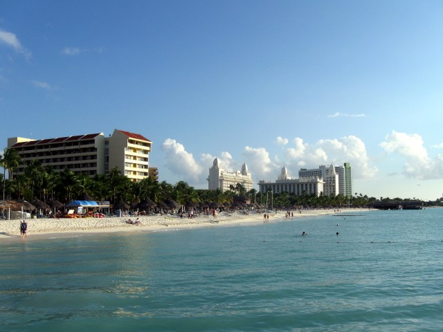Bangunan resort dan hotel di sekitar pantai (Foto: Flickr/Erik Cleves Kristensen)
