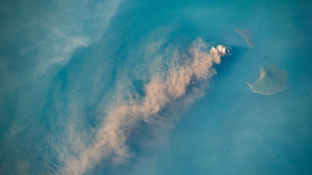 Foto Gunung Anak Krakatau diambil dari Stasiun Luar Angkasa Internasional (ISS) (Foto: Twitter/ @Alexander Gerst)