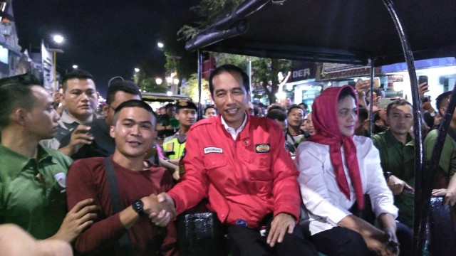 Jokowi Naik Andong di Sepanjang Jalan Malioboro, Yogyakarta, Kamis (27/9). (Foto: Arfiansyah Panji Purnandaru/kumparan)
