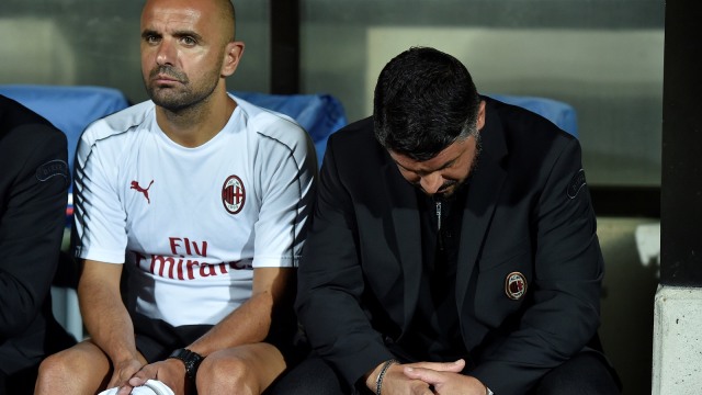 Gattuso, pelatih AC Milan, tertunduk. (Foto: REUTERS/Eric Vidal)
