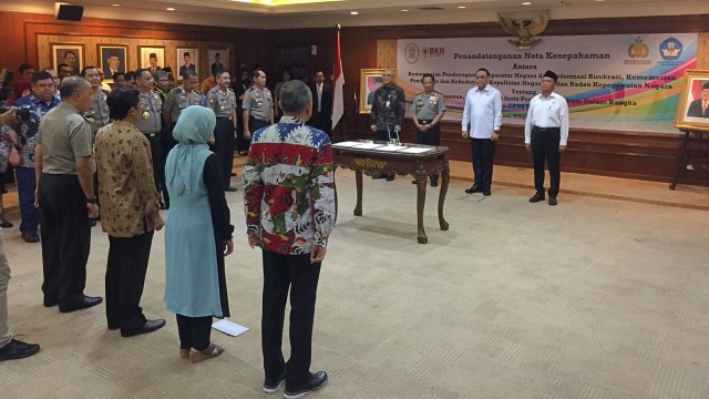 Kepala BKN Bima Haria, Kapolri Jenderal Tito Karnavian, MenPAN-RB Syafruddin, dan Mendikbud Muhadjir menandatangani MoU tentang pengamanan seleksi CPNS 2018. (Foto: Mirsan Simamora/kumparan)