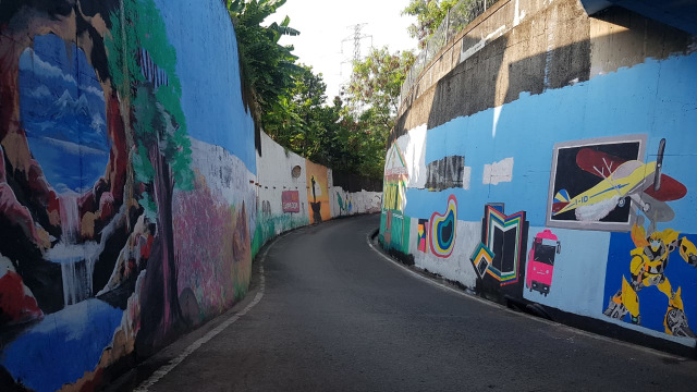 Terowongan Dipo KRL dengan lukisan mural di kawasan Depok, Jawa Barat, Jumat (28/9/2018). (Foto: Efira Tamara Thenu/kumparan)