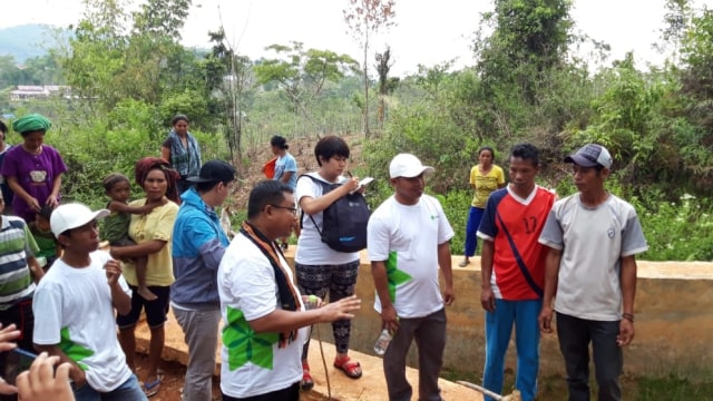 Sobat Air ADES belajar konservasi air untuk pertanian di Bea Muring bersama Romo Marsel dan ADES, Manggarai Timur, NTT. (Foto: Amanaturrosyidah/kumparan)
