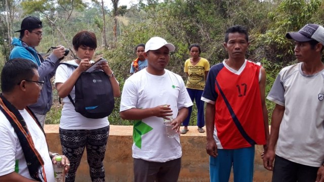 Sobat Air ADES belajar konservasi air untuk pertanian di Bea Muring bersama Romo Marsel, Manggarai Timur, NTT. (Foto: Amanaturrosyidah/kumparan)