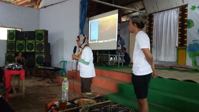 Sobat Air ADES, Evrina, menjelaskan soal penyuluh pertanian kepada warga Bea Muring, Manggarai Timur, NTT.  (Foto: Amanaturrosyidah/kumparan)