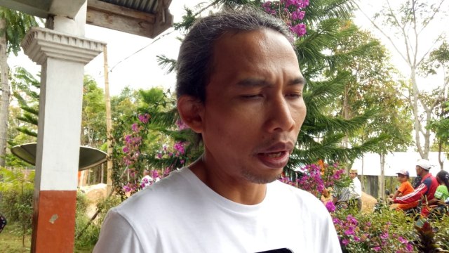 Protecting Places Senior Manager TNC, Glaudi Perdanahardia, menjelaskan soal konservasi air kepada warga Bea Muring, Manggarai Timur, NTT. (Foto: Amanaturrosyidah/kumparan)