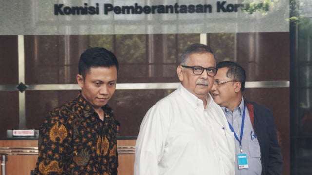 Sofyan Basir (tengah) diperiksa sebagai saksi di KPK, Jakarta, Jumat (28/9). (Foto: Jamal Ramadhan/kumparan)