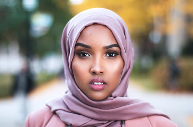 Rahasia Menyetrika Kerudung Segi Empat agar Cepat Licin