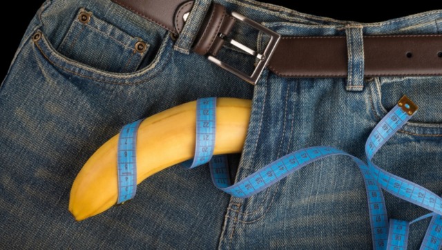 Ilustrasi mengukur penis dengan pita pengukur Foto: Shutterstock