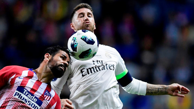 Diego Costa berduel dengan Sergio Ramos. (Foto: AFP/Javier Soriano)