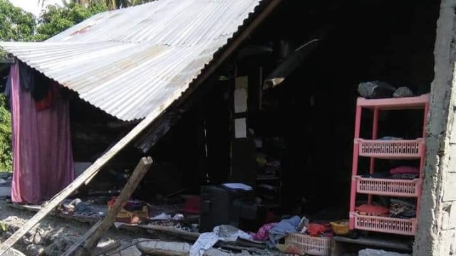 Rumah roboh akibat gempa di Kabupaten Donggala, Sulawesi Tengah, Jumat (28/8). (Foto: Twitter/@Sutopo_PN)