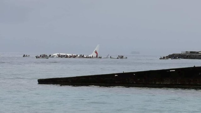 Pesawat Air Niugini jatuh di perairan di Weno, Chuuk, Mikronesia, Jum'at (28/9).  (Foto: Blue Flag Construction/via REUTERS)