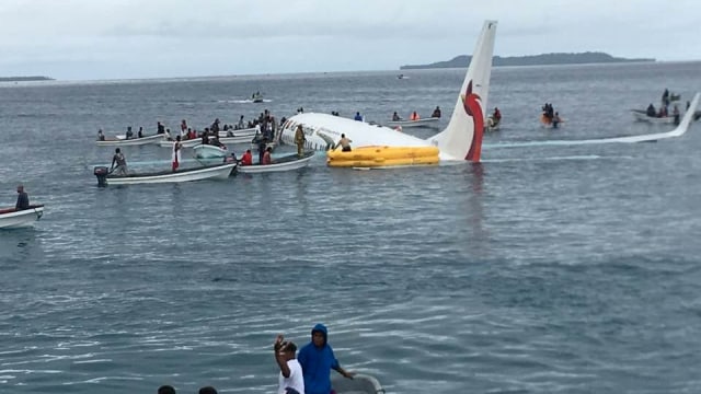 Pesawat Air Niugini jatuh di perairan di Weno, Chuuk, Mikronesia, Jum'at (28/9).  (Foto: James Yaingeluo/via REUTERS )