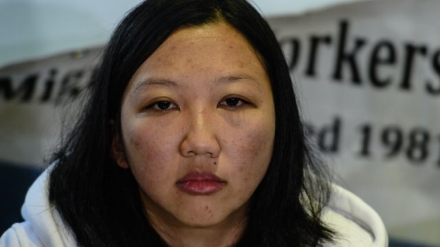 Erwiana mantan TKW asal Hong Kong yang sempat mengalami penyiksaan majikan lulus kuliah (Foto: Agus/AFP)