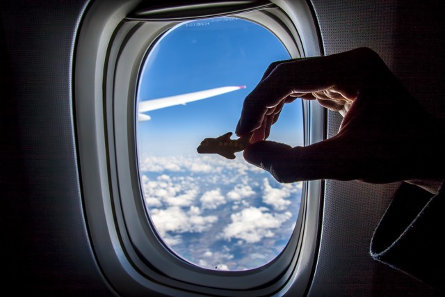Lubang Kecil yang Ada di Jendela Pesawat (Foto: Flickr / Tamas)