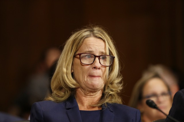 Christine Blasey Ford sesaat sebelum melakukan kesaksian di hadapan panel Senat di Capitol Hill, Washington, DC, AS. (Foto: Michael Reynolds/Pool via REUTERS)