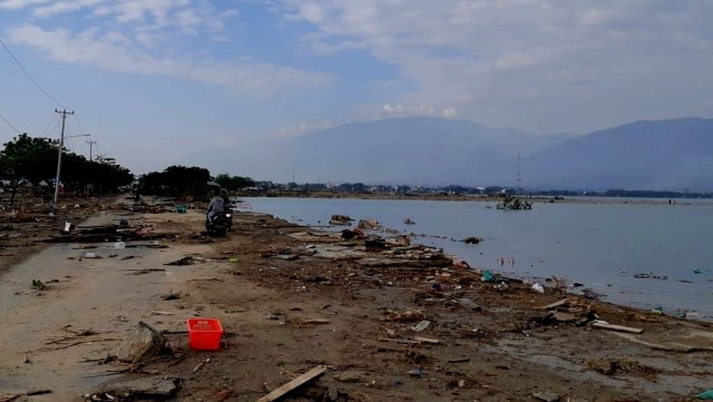 Kondisi di dekat pantai yang diterjang tsunami di Palu. (Foto: Dok. SAR Indonesia)