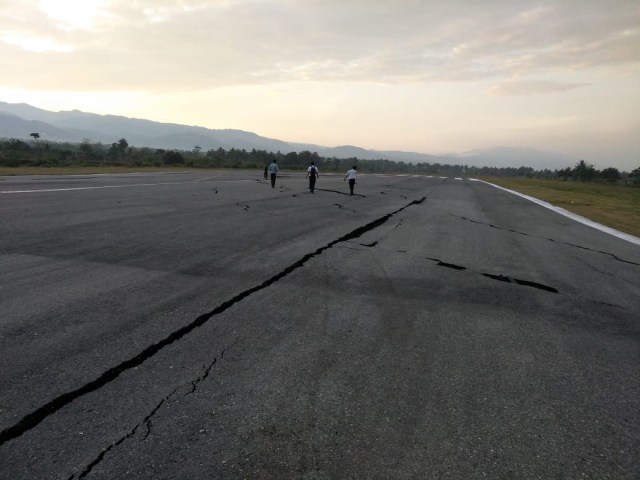 Landasan Bandara Mutiara Sis Aljufri retak akibat gempa (Foto: Makassar Indeks)