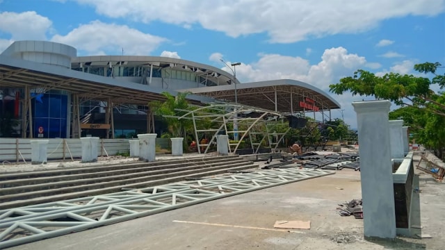 Kondisi Bandara Mutiara Sis Al Jufri yang rusak akibat gempa di Palu, Sulawesi Tengah, Sabtu (29/9). (Foto: ANTARA FOTO/Rolex Malaha)