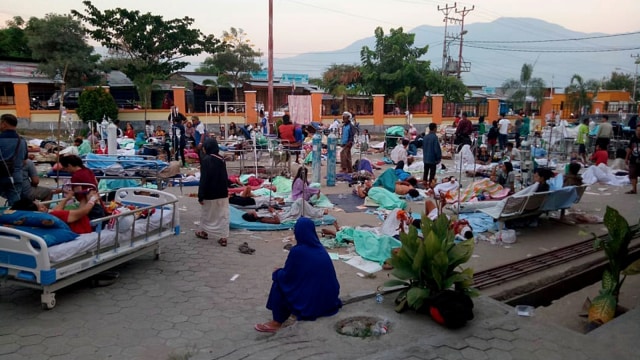 Sejumlah pasien mendapat perawatan di depan Instalasi Gawat Darurat (IGD) RSUD Undata, Palu, Sulawesi Tengah, Sabtu (29/9). (Foto: ANTARA FOTO/HO/BNPB Sutopo Purwo Nugroho)