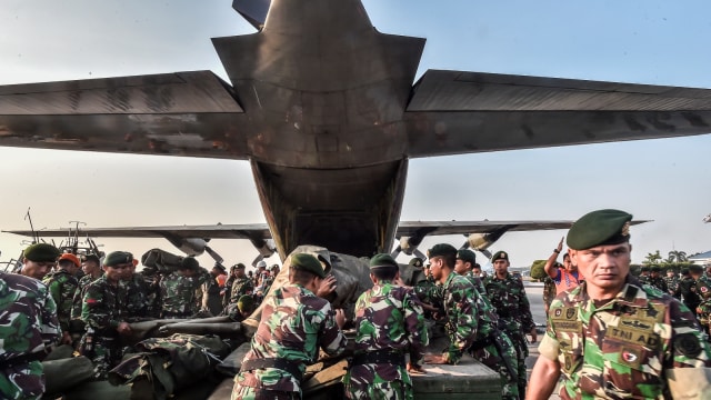 Pelepasan sebanyak 200 prajurit TNI, 35 Basarnas dan dua Kominfo guna memberikan bantuan kepada masyarakat yang terkena bencana gempa dan tsunami. (Foto: ANTARA FOTO/Muhammad Adimaja)