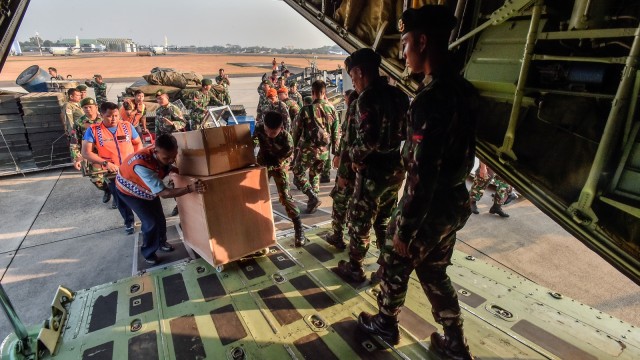 Pelepasan sebanyak 200 prajurit TNI, 35 Basarnas dan dua Kominfo guna memberikan bantuan kepada masyarakat yang terkena bencana gempa dan tsunami. (Foto: ANTARA FOTO/Muhammad Adimaja)