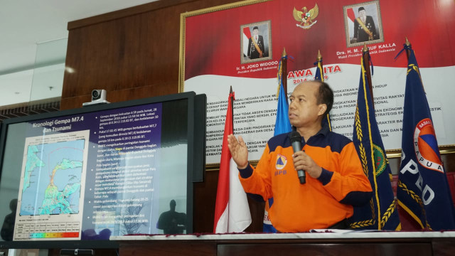 Kepala Pusat Data Informasi dan Humas BNPB, Sutopo Purwo Nugroho saat konfrensi pers terkait bencana Sulawesi Tengah di Graha BNPB, Jakarta Timur, Sabtu (29/9). (Foto: Jamal Ramadhan/kumparan)